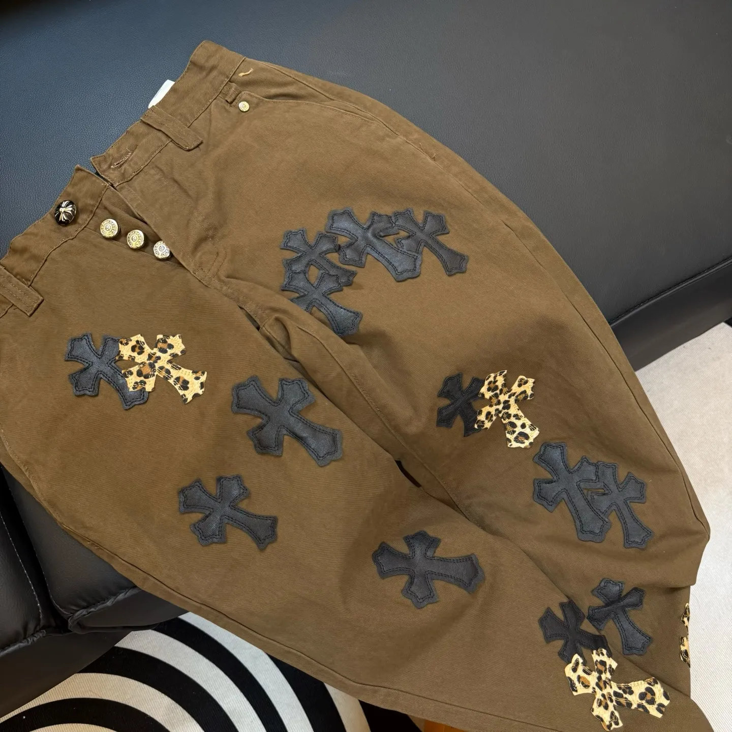 P280 model number: D336 Chrome Hearts CH Chrome Hearts brown leopard print leather jeans exude uninhibited personality and unique charm. Every wear and tear is carefully designed to present a unique artistic feel. Imported denim fabric is selected, and after ultra-heavy industrial washing and destruction treatment, the trousers show a super cool effect on the upper body. This is not only a pair of jeans, but also an expression of attitude. With its unique design concept and ultimate pursuit of details, Croxin breaks traditional boundaries and defines the jeans trend in the new era. The trousers are made of double-layer woven fabric and matched with customized hardware, showing an incomparably beautiful and unique style, making every wearer the focus of fashion. Imported denim fabric, super heavy-duty washed and damaged, the upper body is super cool! Customized hardware, incomparably good-looking model. The production process is difficult. It has a high-street feel. Color: Brown Size: S M L